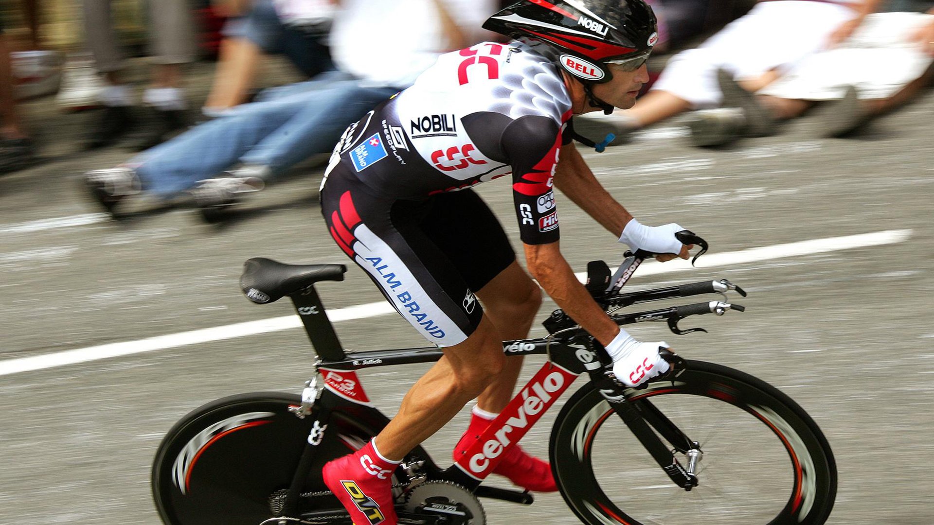 中国队在巴黎奥运会比赛中多次通过团队配合得分，奥运会中国踢巴西