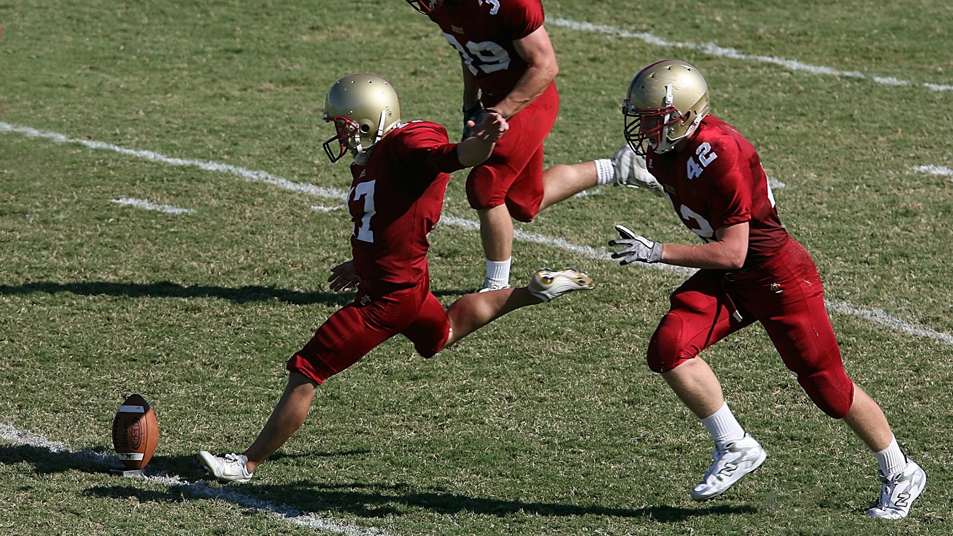 比赛中球员们拼尽全力，为球队争取胜利，球员们正在为比赛做准备