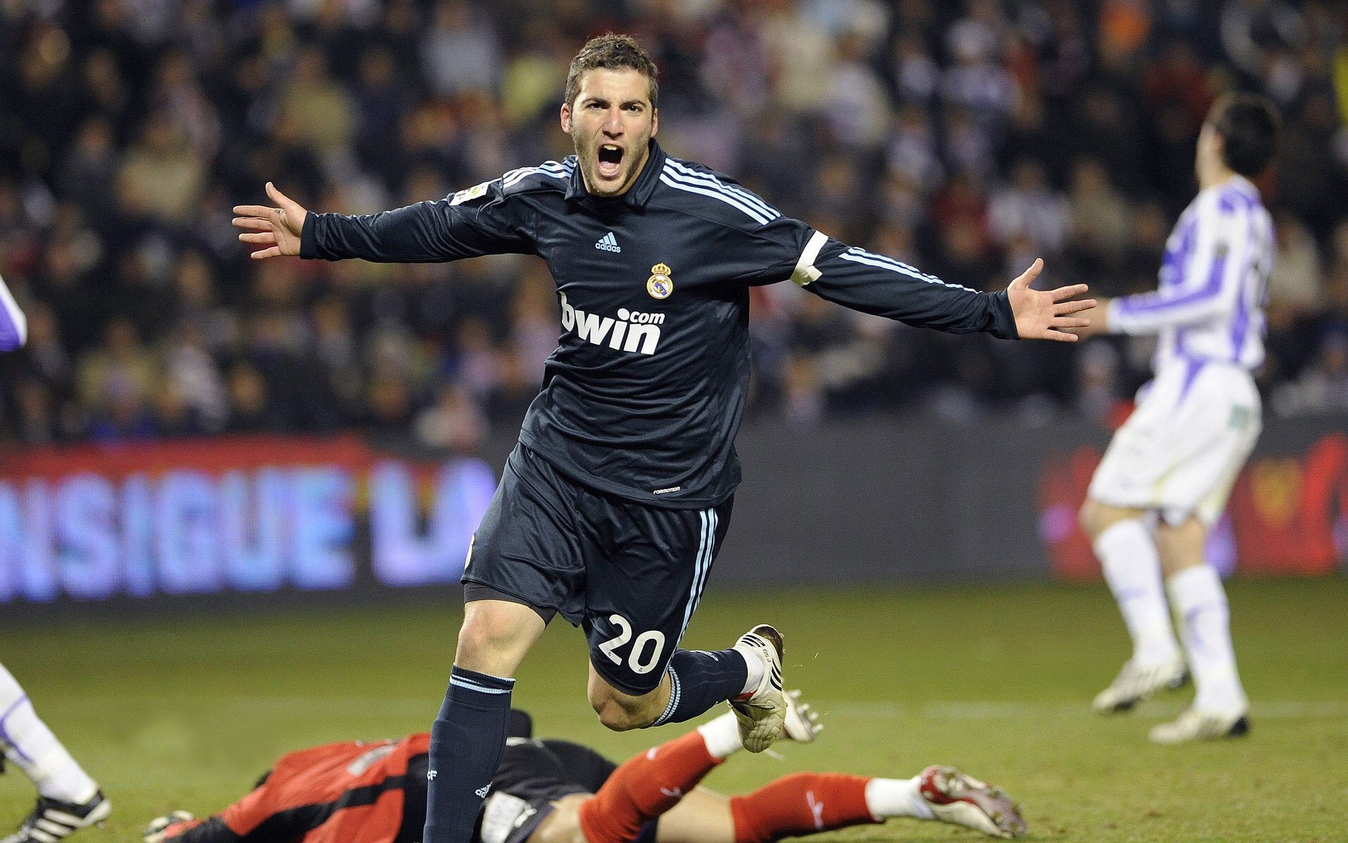 法甲焦点战巴黎再胜,姆巴佩破门成制胜英雄,2020年法甲最佳姆巴佩